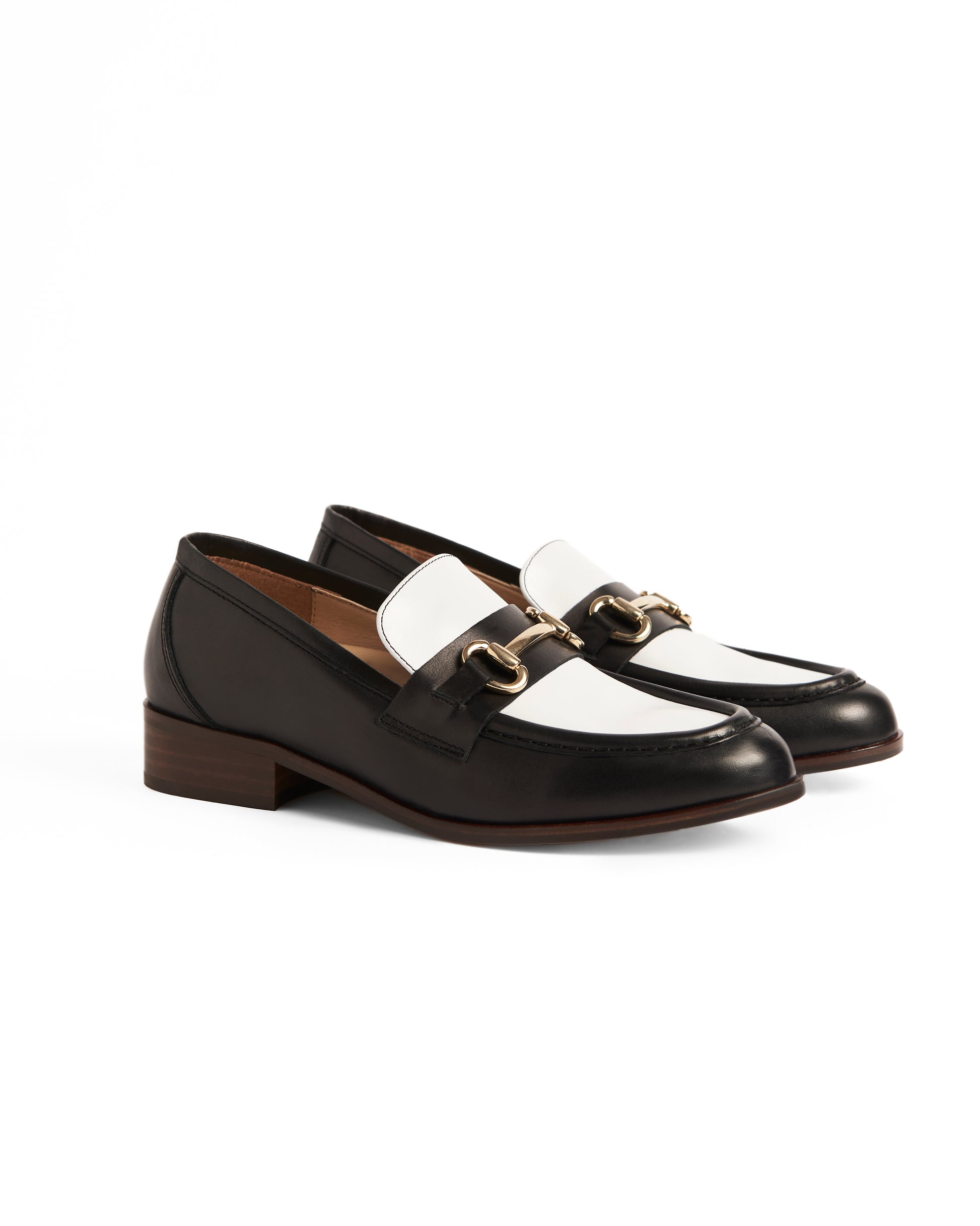 mocasín mujer piel blanco y negro cómodo y elegante con plantilla extraíble para plantillas , mocasín bicolor, zapatos hechos en españa, zapatos para plantillas, zapato plantilla extraíble, mocasines cómodos mujer, "zapato más cómodo" , mocasín bicolor, mejores mocasines mujer, marcas mocasines mujer, como combinar mocasines mujer, zapatos mocasines mujer cómodos. Mocasines mujer para trabajar.