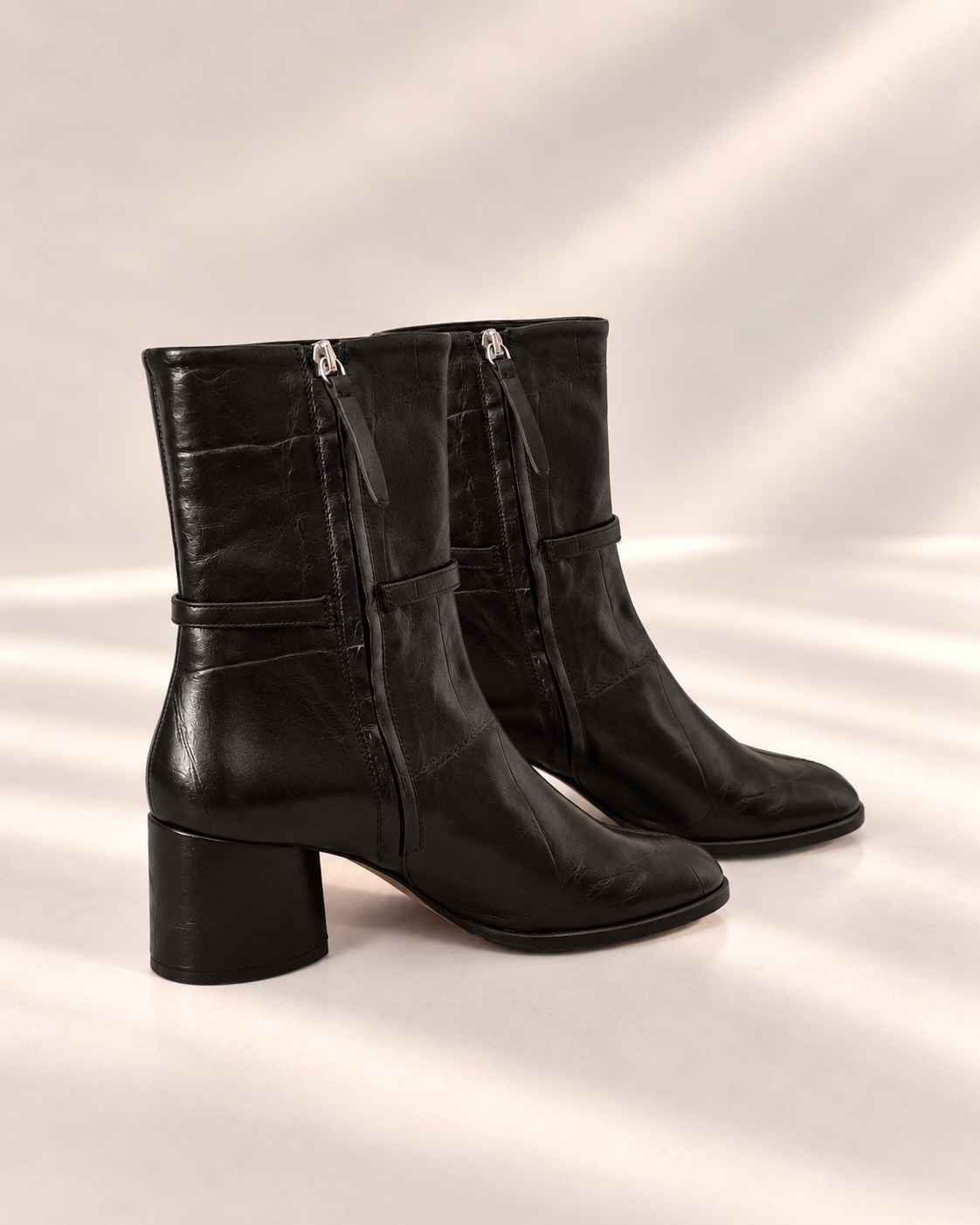 Botines negros de piel con tira y hebilla ovalada al tobillo - Mimarell